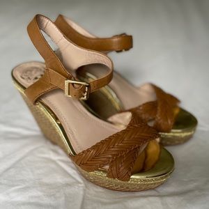 VINCE CAMUTO Tan/Gold Platform Sandals Wedges 6.5